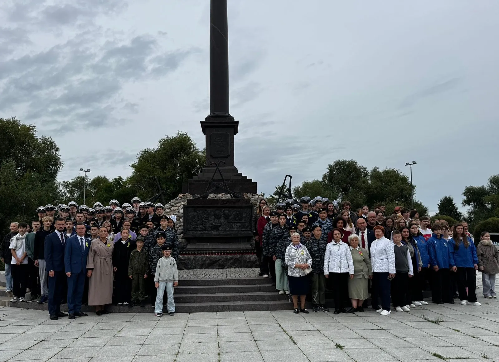 «Пока звучит музыка — город жив»: Кронштадт склонил головы в день начала Блокады