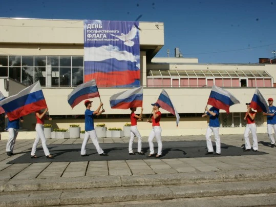 «И гордо реет флаг державный»